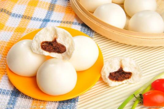 豆沙包（以红豆沙为馅的麦包）