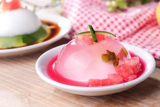 水晶果冻（以果冻粉为主材制作的透明甜品）