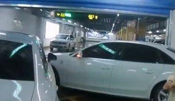 同年同月同日生两男子开同品牌车相撞，交警三连懵：没抄错吧