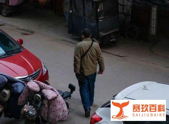 男子见义勇为被砍4刀，却因获救女孩拒绝作证，被当成骗子26年