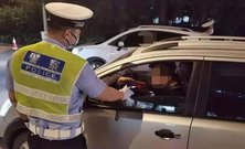 弟弟酒驾离开,哥哥不放心酒驾追来,如何看待着两兄弟的行为?
