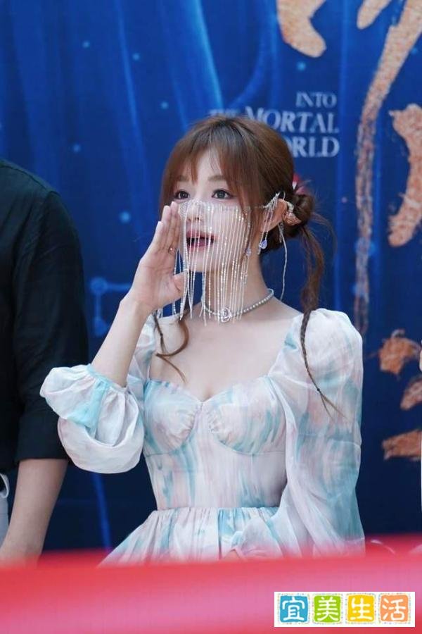 黄霄云面部与腿部受伤，路演途中遭遇车祸，带伤完成工作敬业满分
