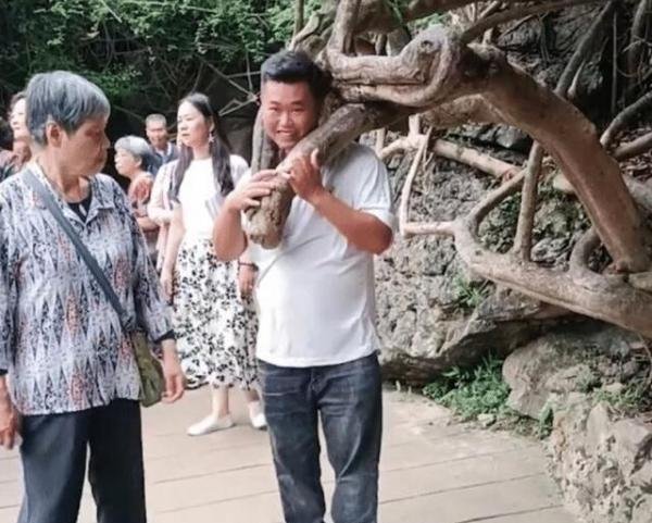 男子将头伸进树杈拍照被卡 这是咋情况？