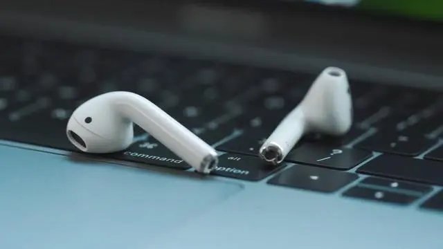可怕！男子蓝牙耳机突然喷出火星，对当事人有无造成伤害？