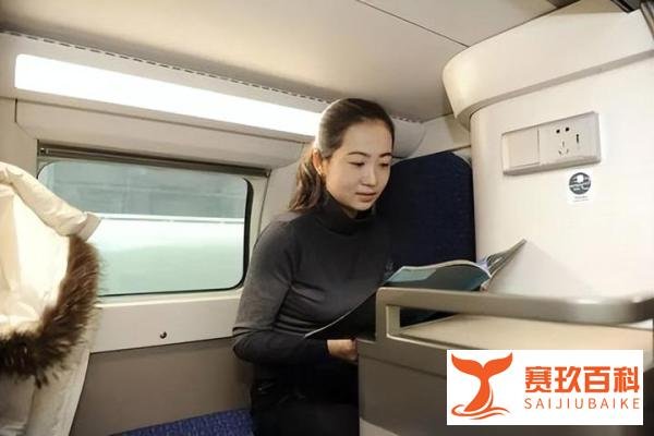 女子称火车上被上铺男子凝视1小时，12306回应：可找列车员换铺位