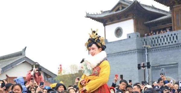 翻车了？西安这个不倒翁小哥哥被曝借粉丝敛财，脚踏多只船......