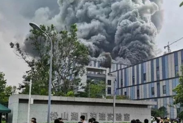华为一在建工地起火,现场的状况怎么样?