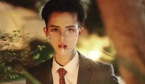 殷世航卖卫生纸什么梗