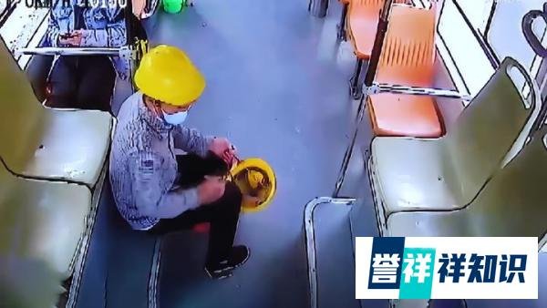 农民工怕弄脏座椅坐地上，公交车司机一把扶起，让人感动！