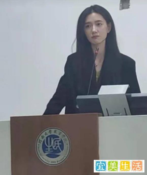 高校毛概老师爆红，集才华和颜值于一身，想不多看一眼都难！