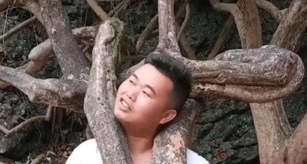 男子将头伸进树杈拍照被卡 这是咋情况？