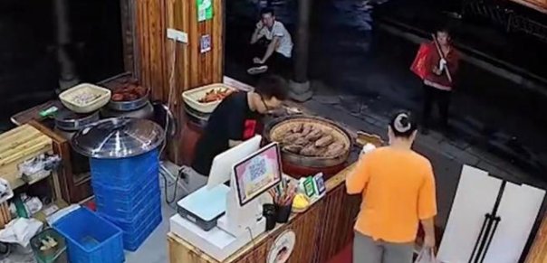 浙江一店主见拾荒老人久盯烤红薯立马赠送，店主此举给老人带来了哪些温暖？