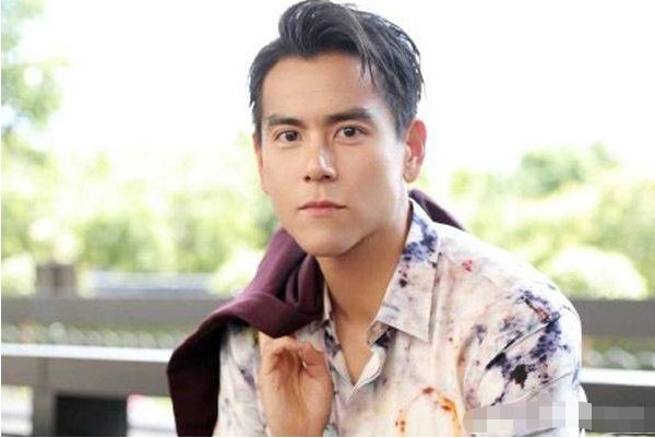余文乐祝彭于晏早日脱单,在美女如云的演艺圈彭于晏为何至今还单着?