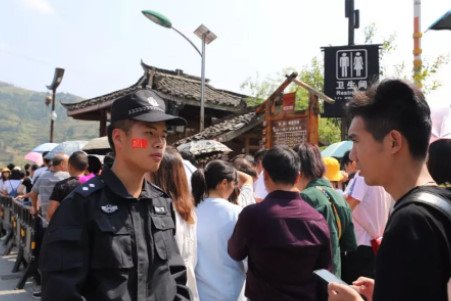 湖南一景区大妈不购票强闯苗寨，保安劝出遭辱骂，此事最终是如何解决的？