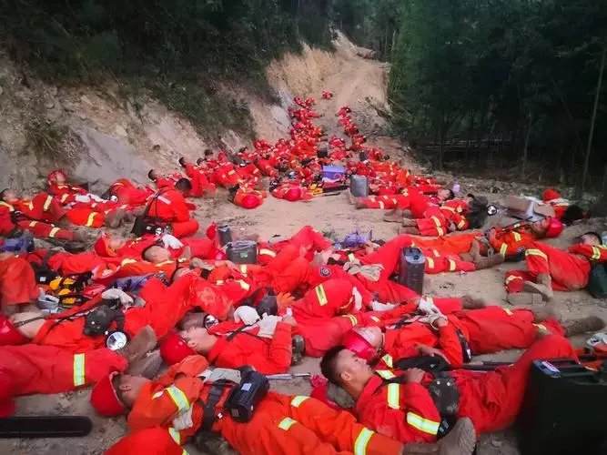 消防员扑灭重庆山火后，突遭女孩强吻！如此举动是否不是过分了？