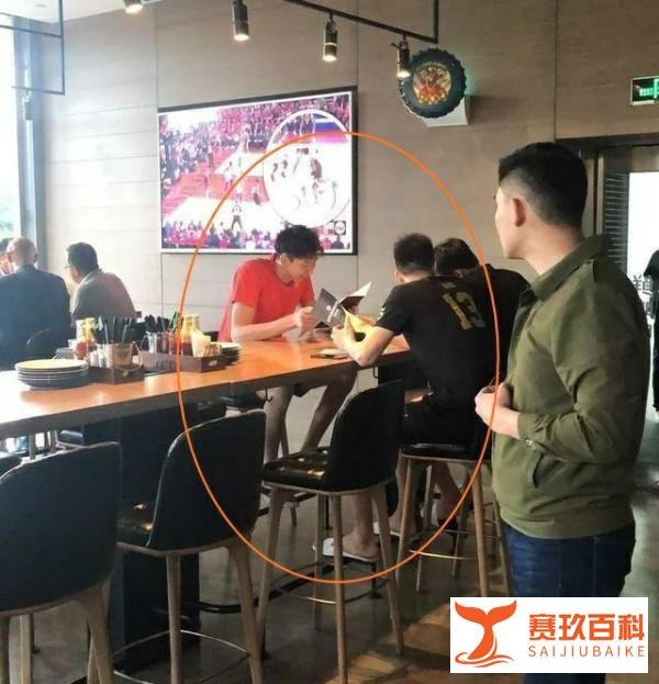 集训期间，，周琦，郭艾伦，丁彦雨航被球迷拍到外出开小灶