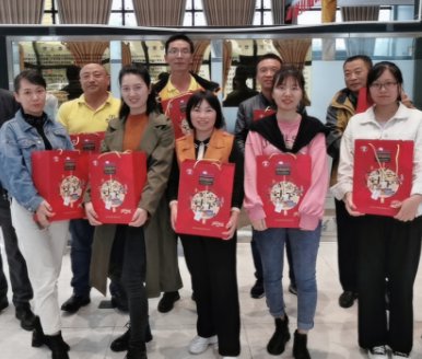 慕了!公司花27万给员工每人发30件礼品,公司这么做能笼络员工的心吗?