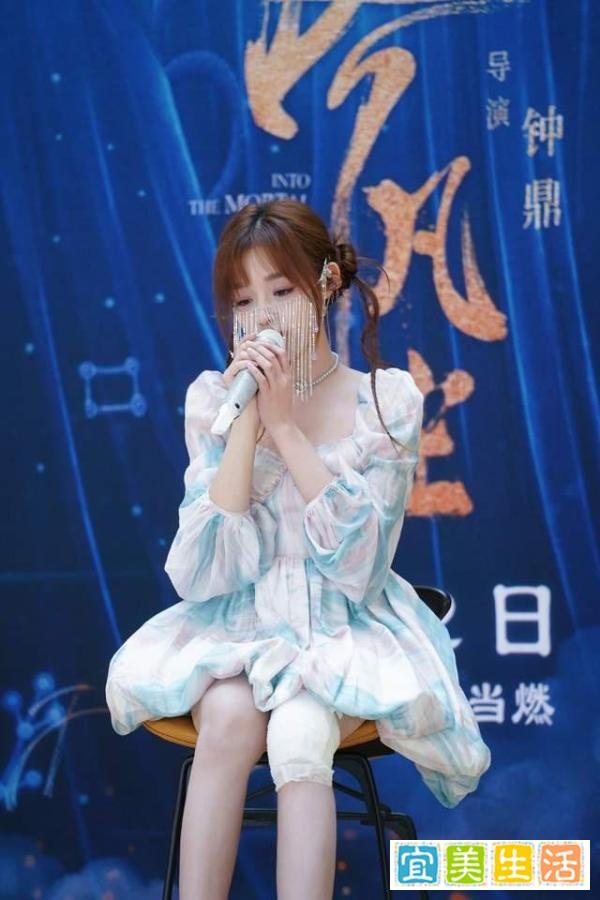 黄霄云面部与腿部受伤，路演途中遭遇车祸，带伤完成工作敬业满分