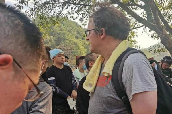 爱心不分国界!重庆上山救火的老外找到了,他为何选择定居在成都?