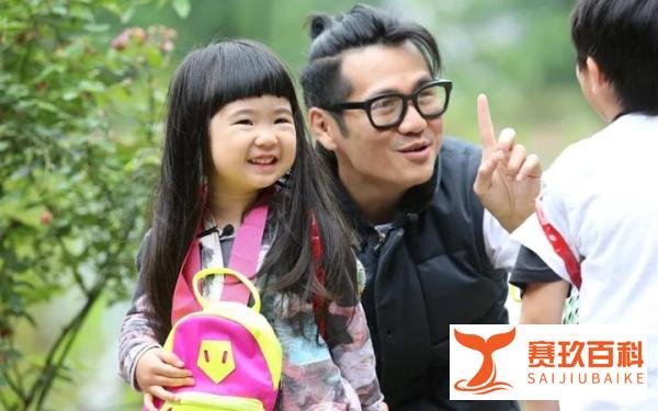 曹格女儿Grace长大了！包包萌娃变长腿美少女...
