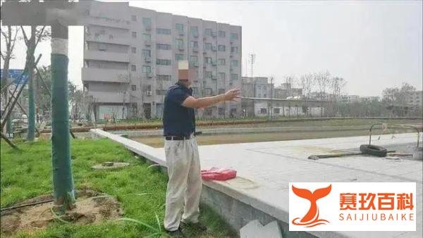 男子见义勇为被砍4刀，却因获救女孩拒绝作证，被当成骗子26年