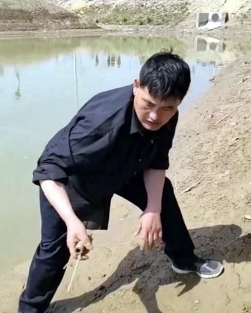 大衣哥朱之文被拜师愁容满面，旁人靠着他的热度，真的能赚钱吗？