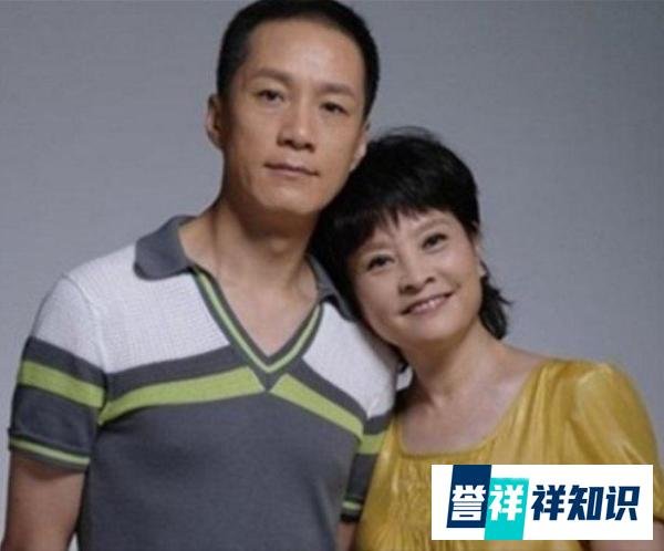 冯远征与妻子同框秀恩爱，夫妻二人携手参加服贸会，已经相爱28年