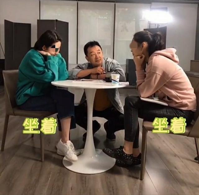 “蹲着仰视学员”黄海波被曝开表演培训班,为何有人说太心酸?
