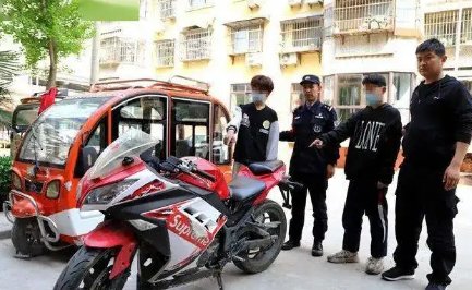 借车再次参与救援！小伙救援山火时摩托车被盗，盗窃者是否该遭到谴责？