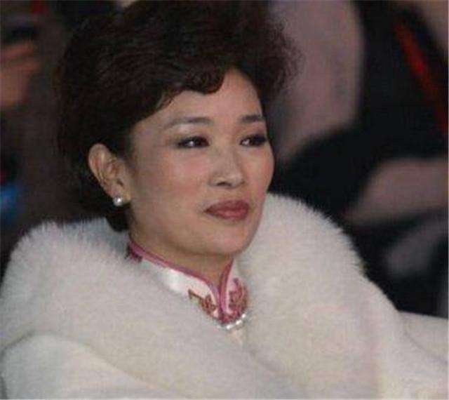 十年前,四十二岁浙江女富豪胡洁,嫁二婚的周立波,如今过得怎么样?