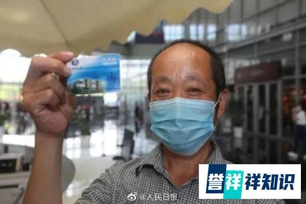 温暖结局！图书馆留言大叔重新办回读者证，从事绿化养护新工作