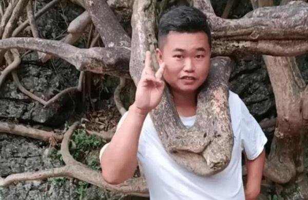 男子将头伸进树杈拍照被卡 这是咋情况？
