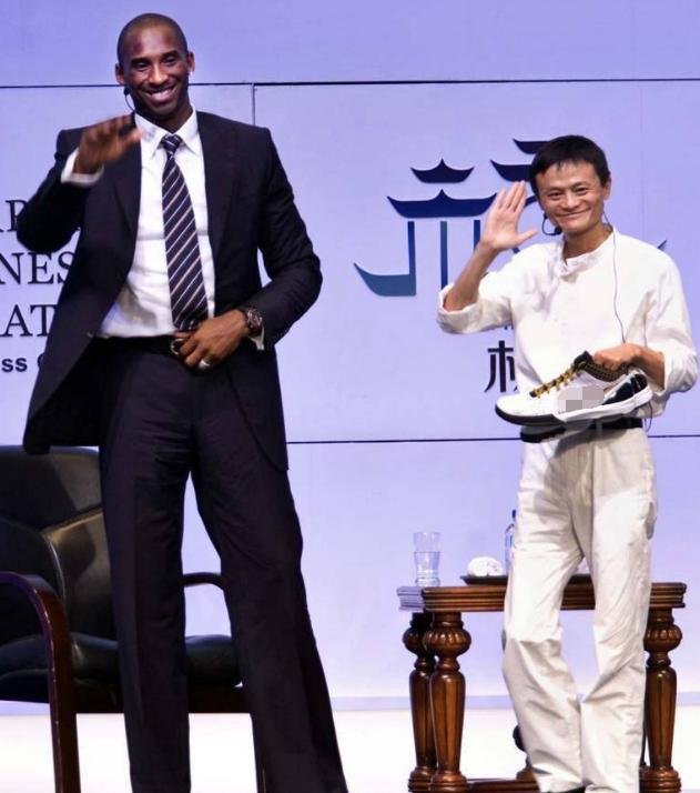 中国名人与科比合照，谁矮谁尴尬，网友：最后一位竟然