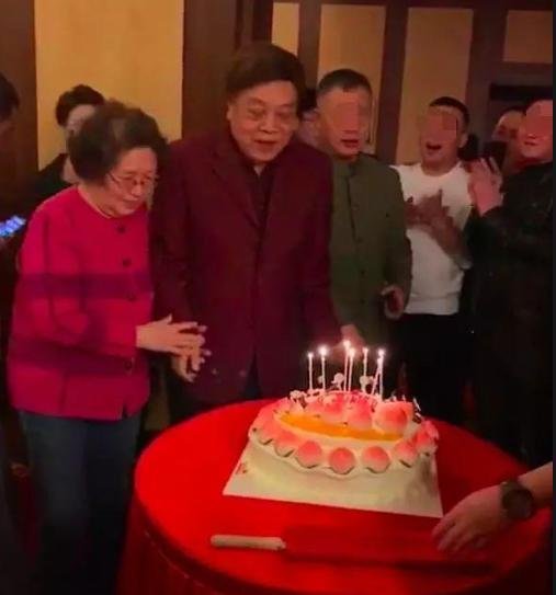 “饶颖门”后,赵忠祥因癌症离世,葬礼上哭到昏厥的张美珠如今怎样?