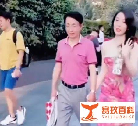 牵手门涉事女子已被停职调查，面向镜头挥手，曾晒240万账单炫富