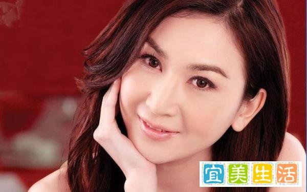 55岁的温碧霞,吊带长裙,沙滩帽,浅笑优雅,她一直就是美女