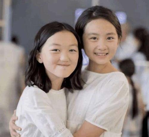 王菲女儿李嫣晒按照,露锁骨大秀纤瘦好身材,大长腿遗传王菲吗?