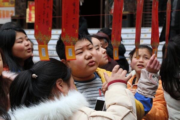 乖打一成语