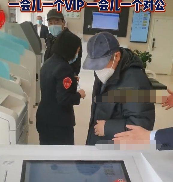 大爷银行取钱,排号1小时没轮到,质疑有人插队被怼:他们是VIP!