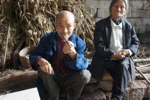 关于四川一对夫妻住岩洞生活约60年一事，你有何看法？