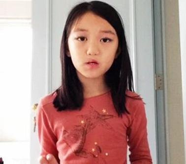 王菲女儿李嫣晒按照,露锁骨大秀纤瘦好身材,大长腿遗传王菲吗?