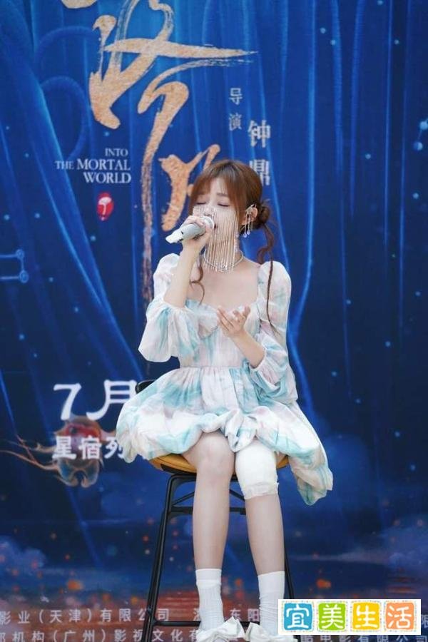 黄霄云面部与腿部受伤，路演途中遭遇车祸，带伤完成工作敬业满分
