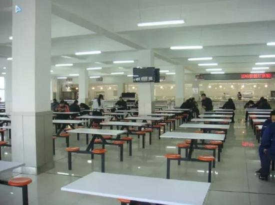 郑州一高校餐厅现英语天花板,学生们的反响如何?