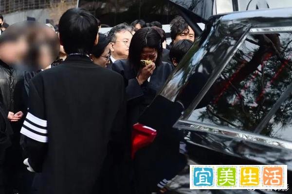 全慧珍首度露面哀悼李善均的遗世离去，亲友和粉丝在首尔送行