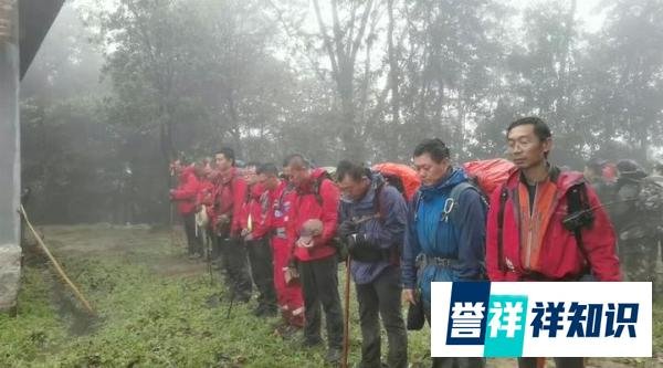 哀牢山救援人员点三根烟慰亡灵 这是咋情况？