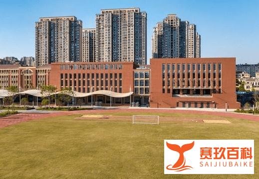 8300学生，150平米小卖部，5年900万的租金，背后隐藏了什么秘密