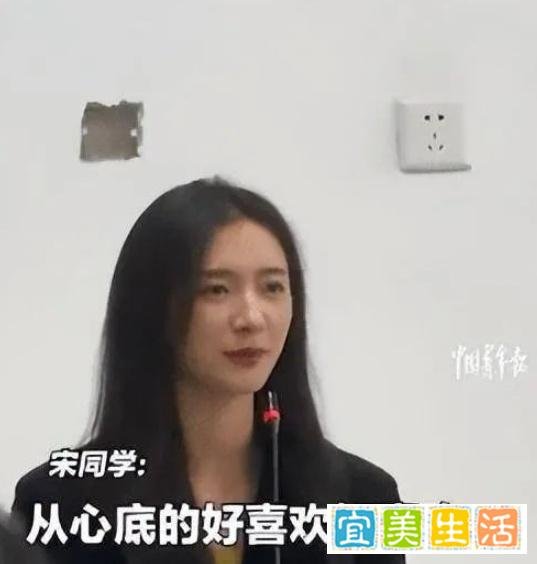 高校毛概老师爆红，集才华和颜值于一身，想不多看一眼都难！