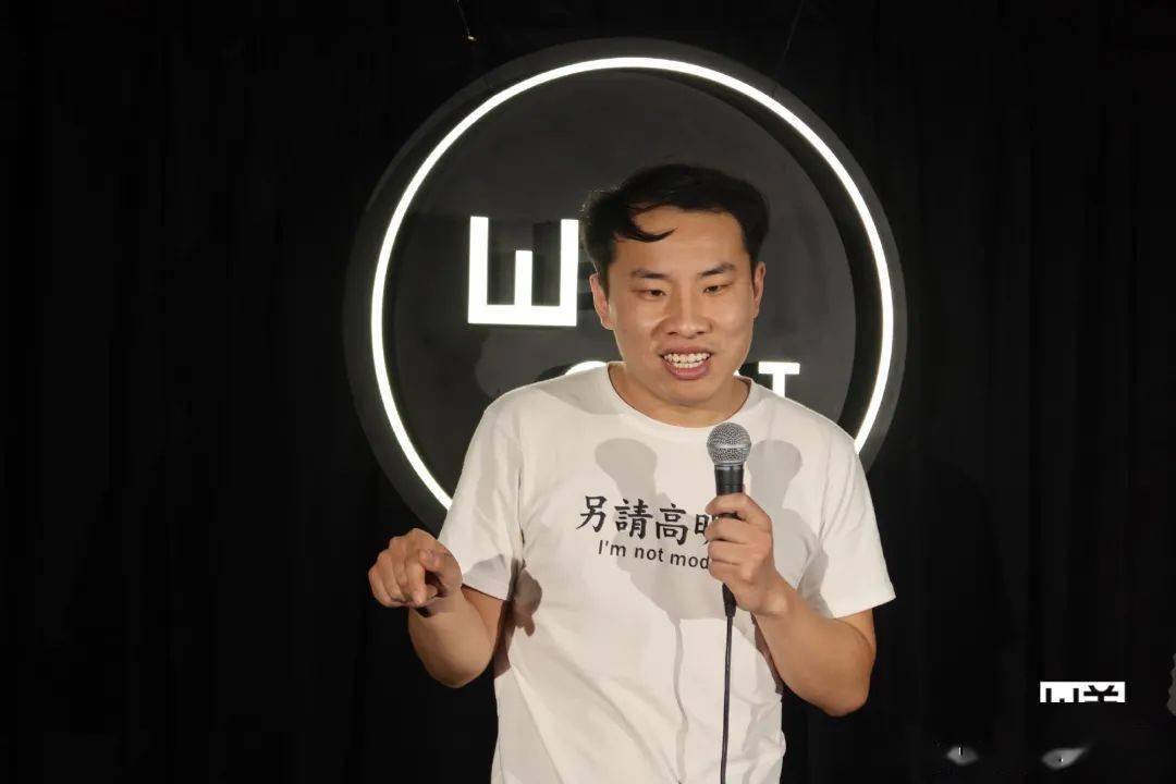 26岁喜剧演员徐志胜官宣恋情,女方有何背景?