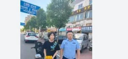 少年用“长沙8888888”车牌上路被罚由交通公安机关吊销机动车登记证书，扣押车辆，并处15日以下拘留。