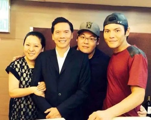 73岁向华强和儿子对拳，姿势专业动作有力，他的身体状况如何？